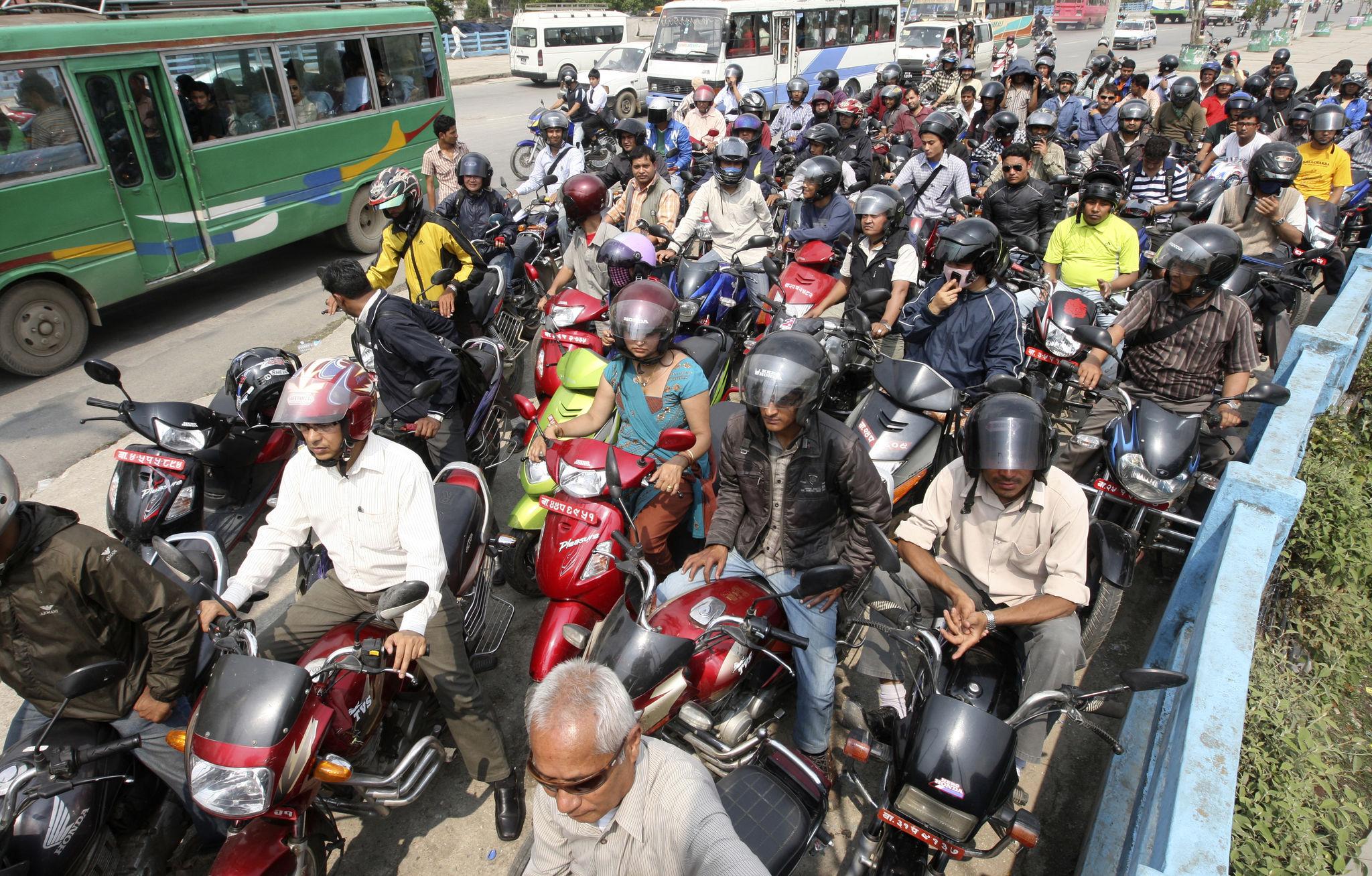 জ্বালানি তেলের সংকট, বাইকারদের দুর্দিন