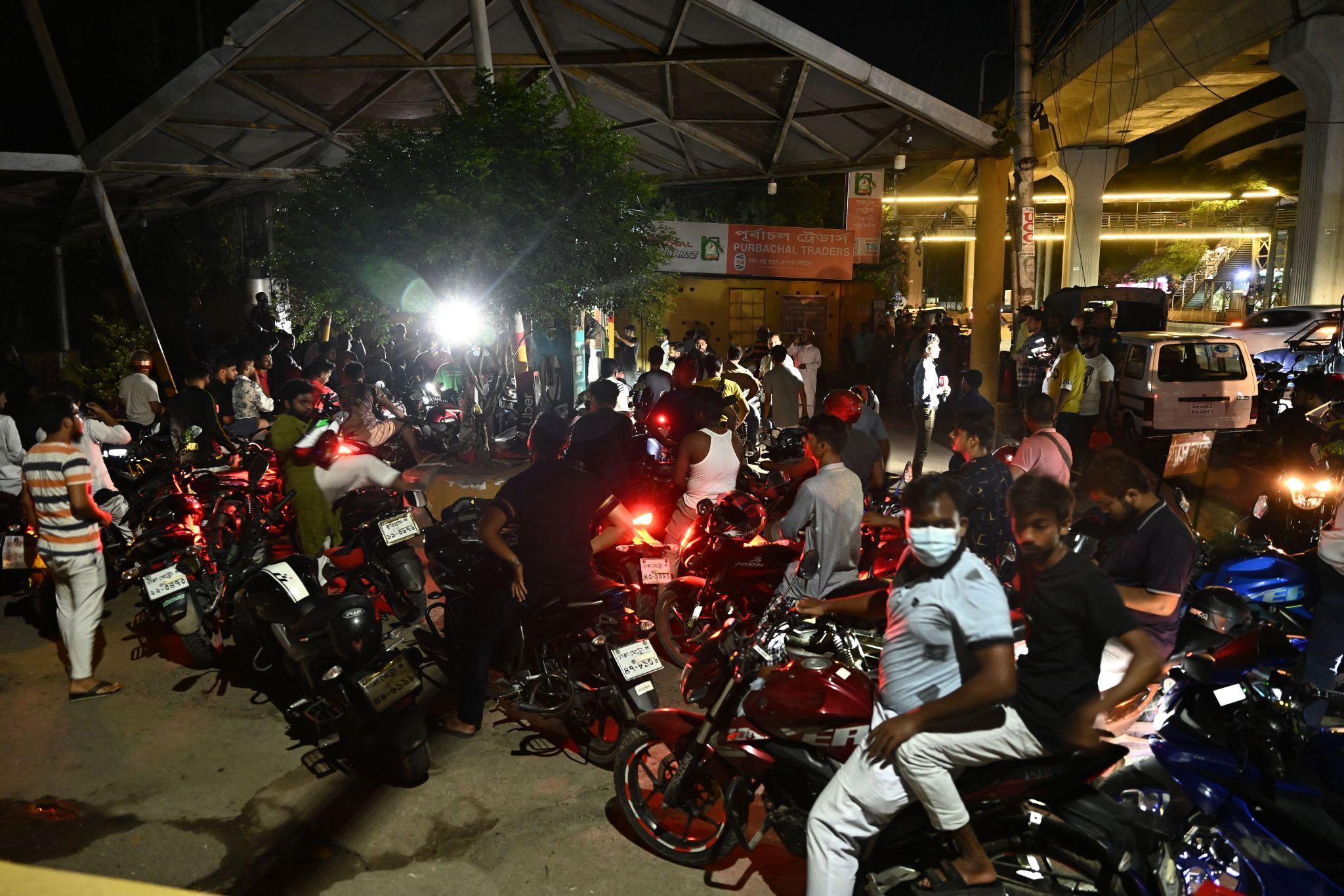 দেশে তেলের দাম বাড়ল, কমবে কি ভোগান্তি